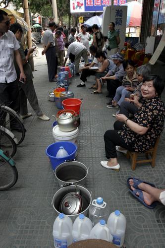 2007��5��30�գ������в����´壬������һ����ˮվ�Ŷӵȴ���ˮ